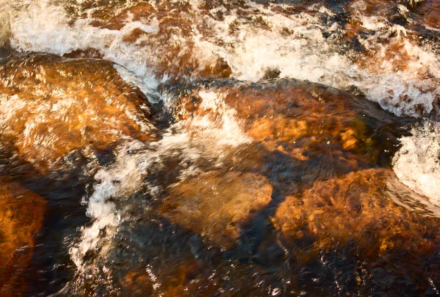 Bild zeigt Steine und darüberfließendes Wasser